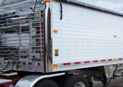 Semi-trailer equipped with an electric roll tarp system